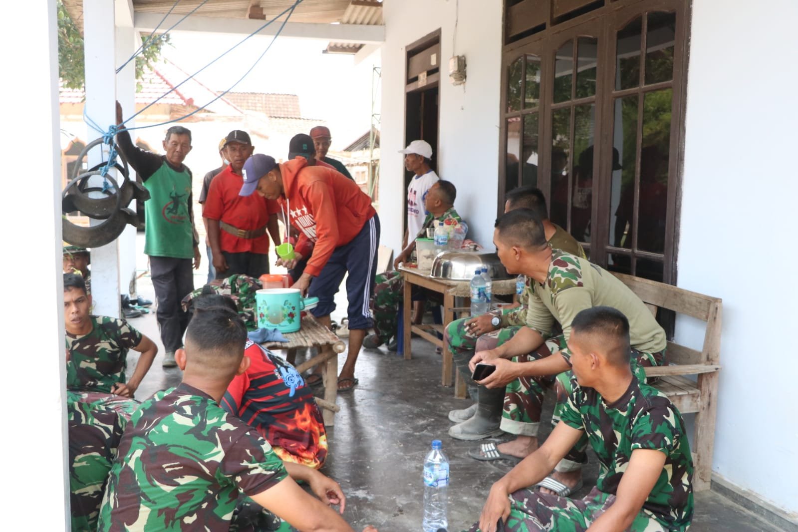 Membangun Kebersamaan Melalui Makan Siang di TMMD Tulungagung