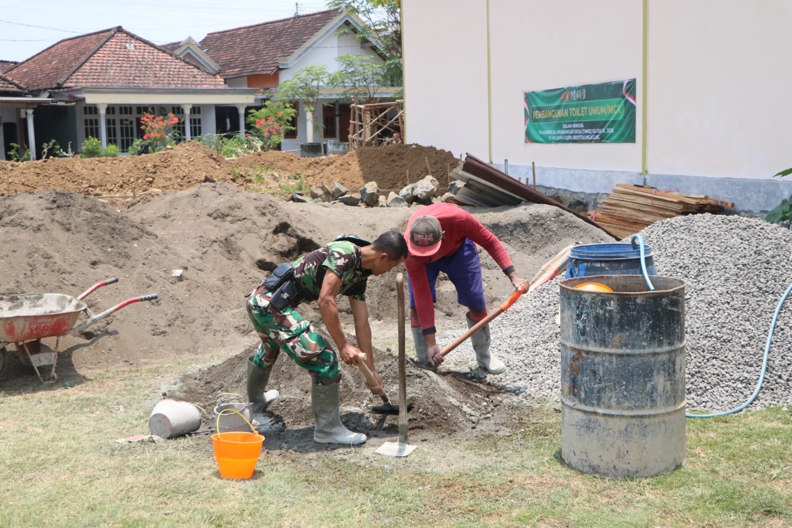 TMMD ke-130 Dorong Gotong Royong Warga Dalam Pembangunan MCK Umum