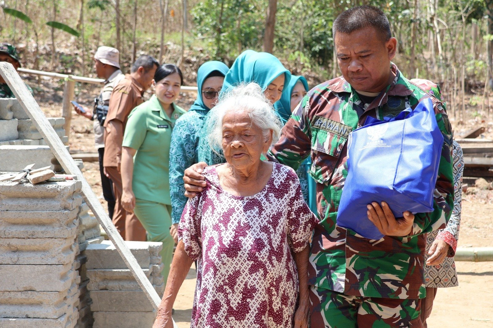 Usaha Mbah Waqilah di Usia 95 untuk Hidup Mandiri melalui Renovasi Rumah
