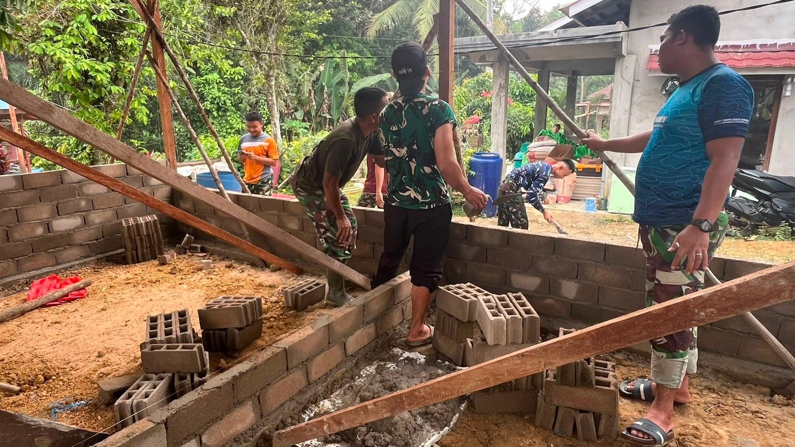 Progres Pembangunan Rumah Ibu Suhanim oleh Satgas TMMD di Landak