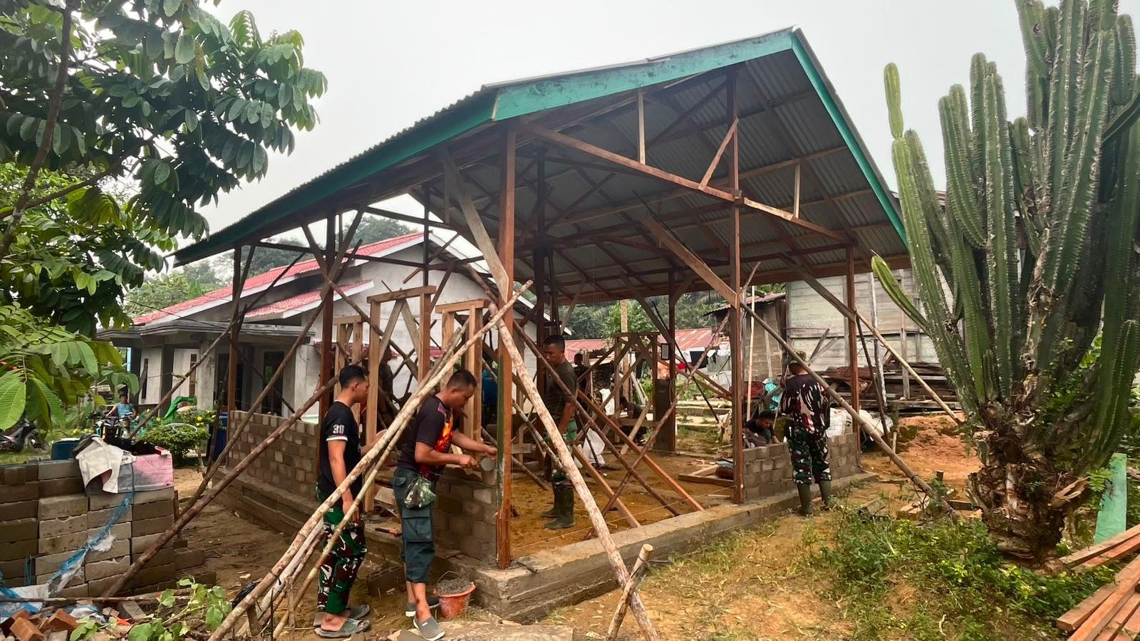 Proses Konstruksi Rumah Ibu Suhanim: Tanda Kebangkitan Harapan di Landak