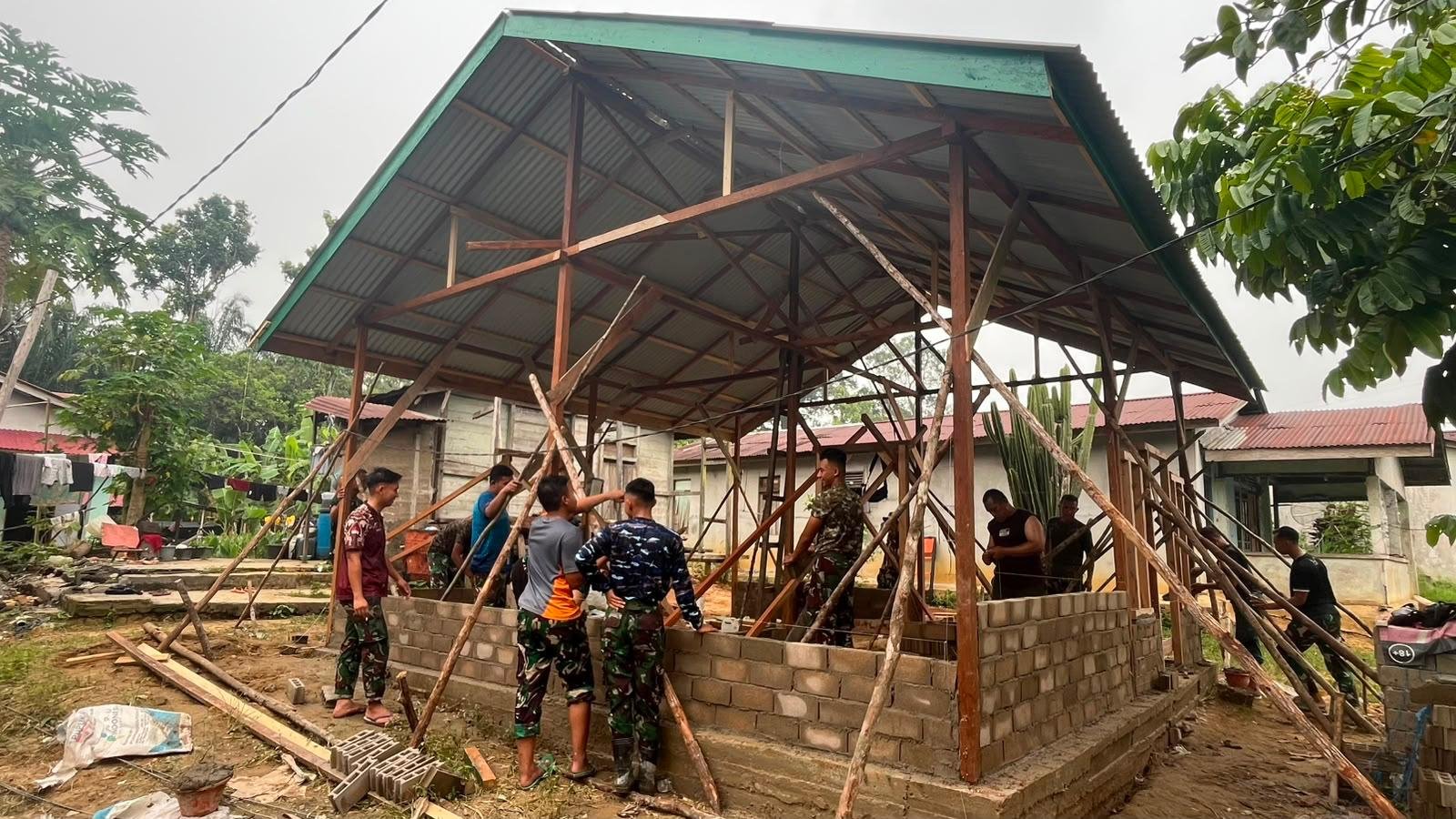 Satgas TMMD Kodim 1210/Landak Giat Proyek Pembangunan Hunian untuk Ibu Suhanim