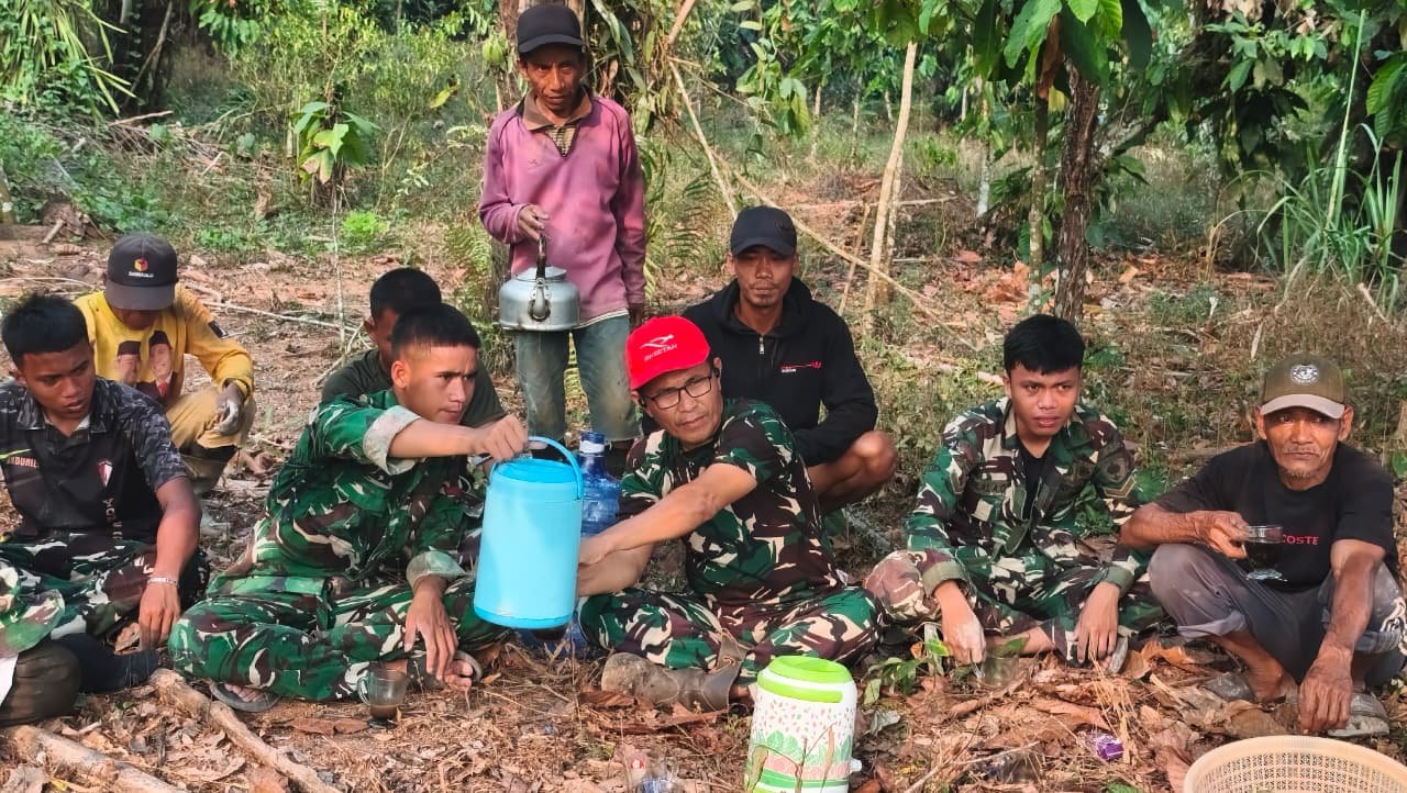 Kedekatan TNI dan Warga Melalui Kebersamaan dalam Program TMMD di Luwu Timur