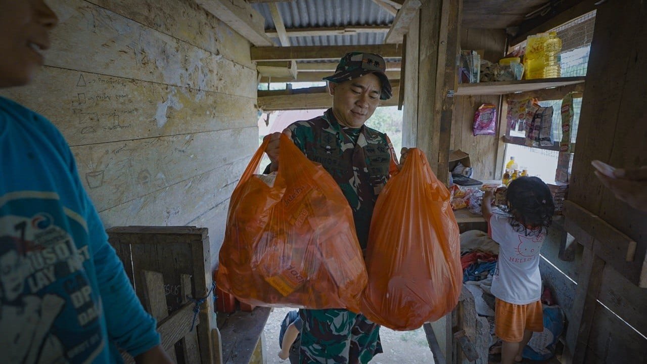 Kedekatan TNI dan Komunitas Terbangun Lewat Momen Santai di Warung Palopo
