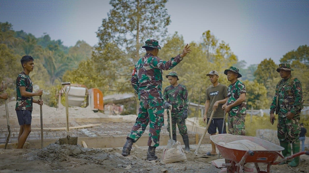 Pagi Ini, Dansatgas TMMD Palopo Tunjukkan Pentingnya Kebersamaan dan Dedikasi