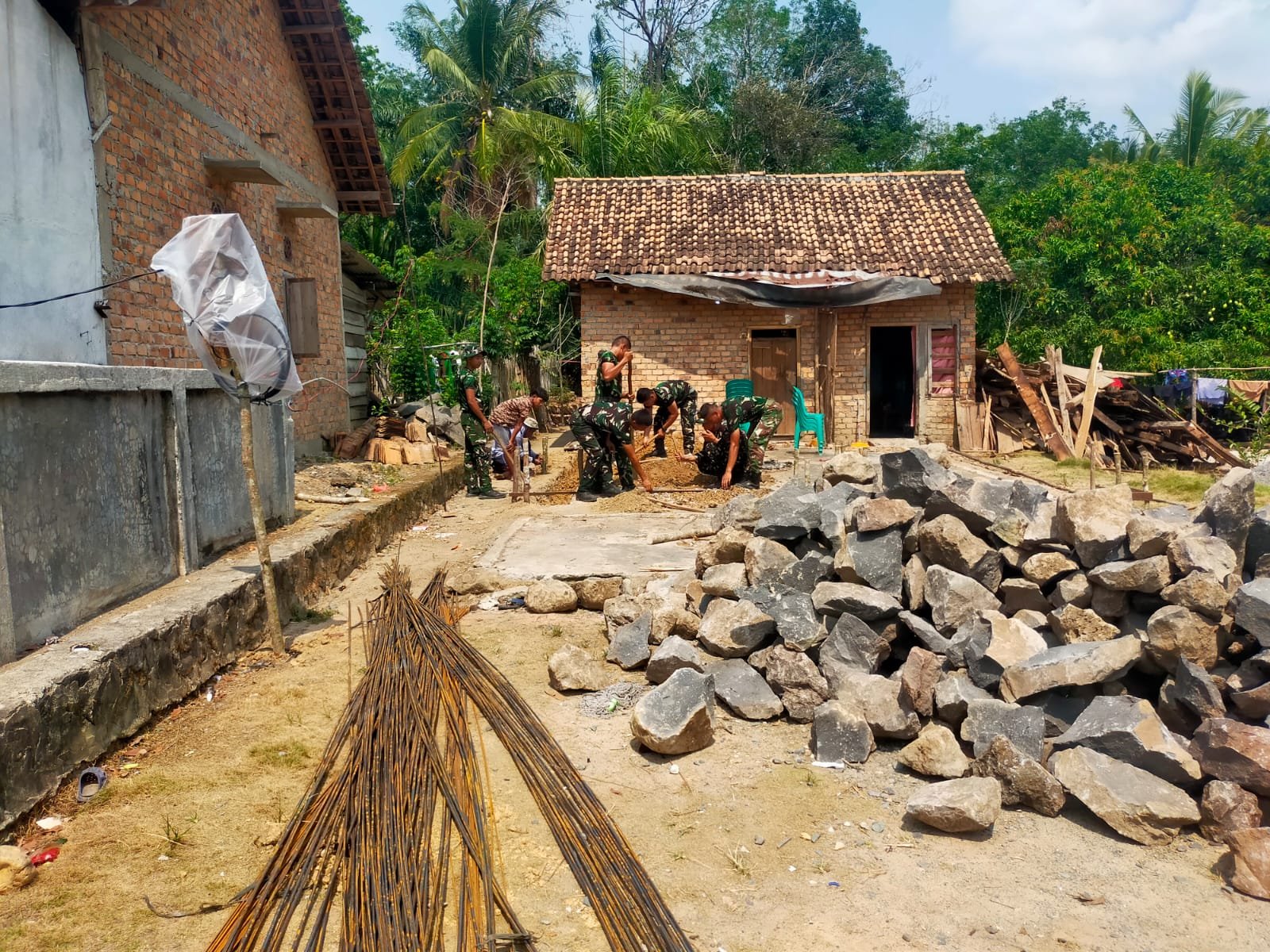 TMMD ke-130 Kodim 0427, TNI Dan Masyarakat Bersatu Membangun Rumah Warga
