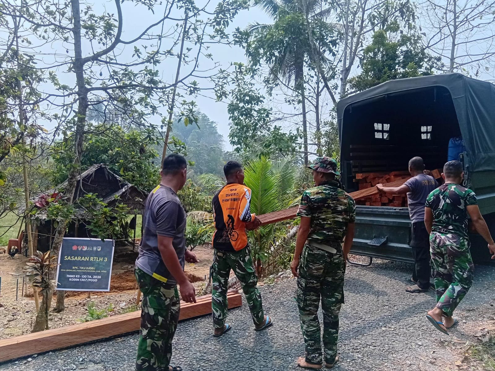 Kolaborasi TNI dengan Masyarakat dalam Penyaluran Material Kayu untuk Hunian Leboni