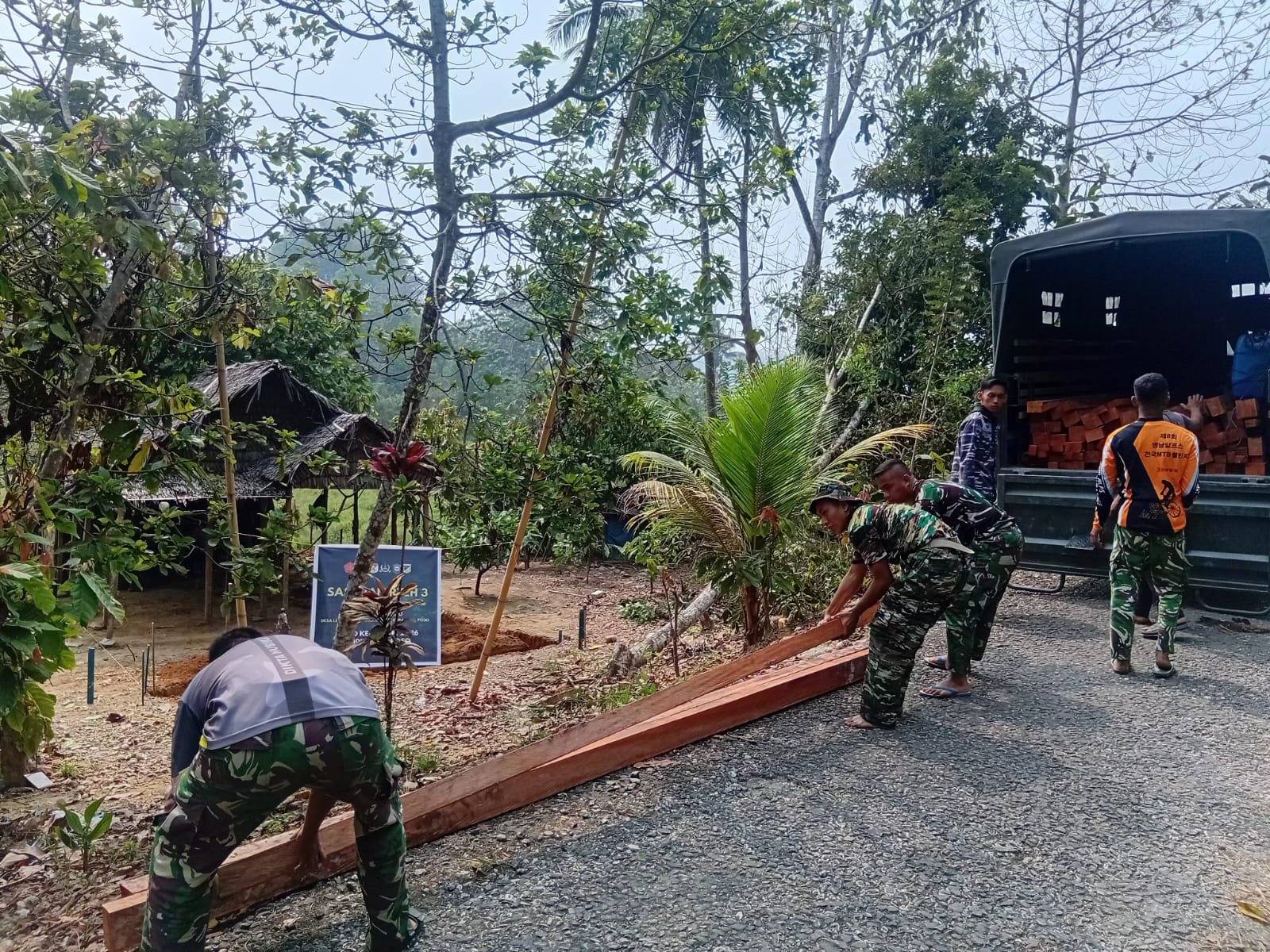 Satgas TMMD Poso Mulai Siapkan Rehabilitasi Rumah Tuku Djobu dengan Kayu Barunya