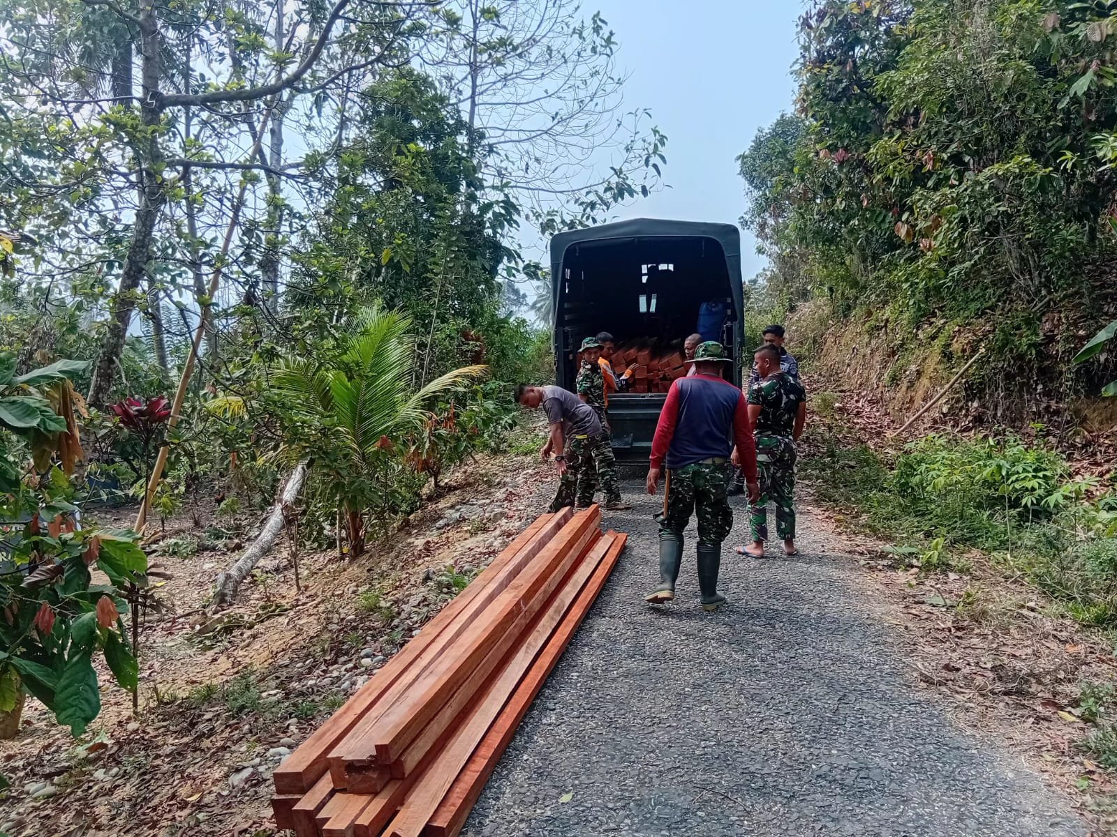 Kehangatan Komunitas di Poso: TNI dan Warga Ikut Rehabilitasi Rumah Bapak Tuku
