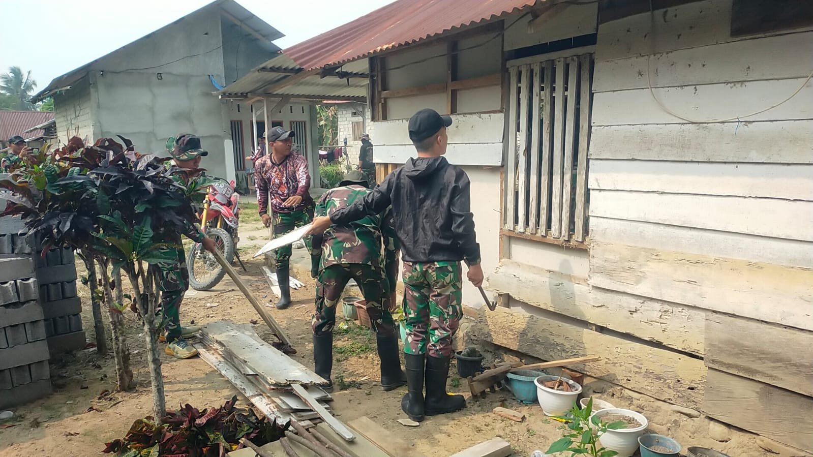 Satgas TMMD Unjuk Kerja Mulai Rehabilitasi Rumah di Desa Soe