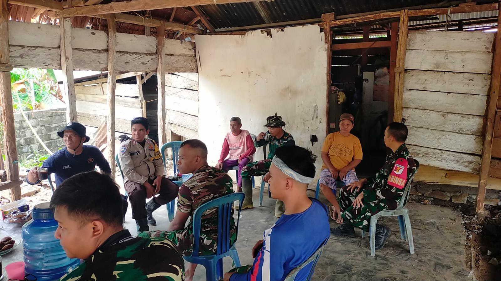 Anggota TNI Manfaatkan Jeda Kerja untuk Menjalin Hubungan dengan Warga