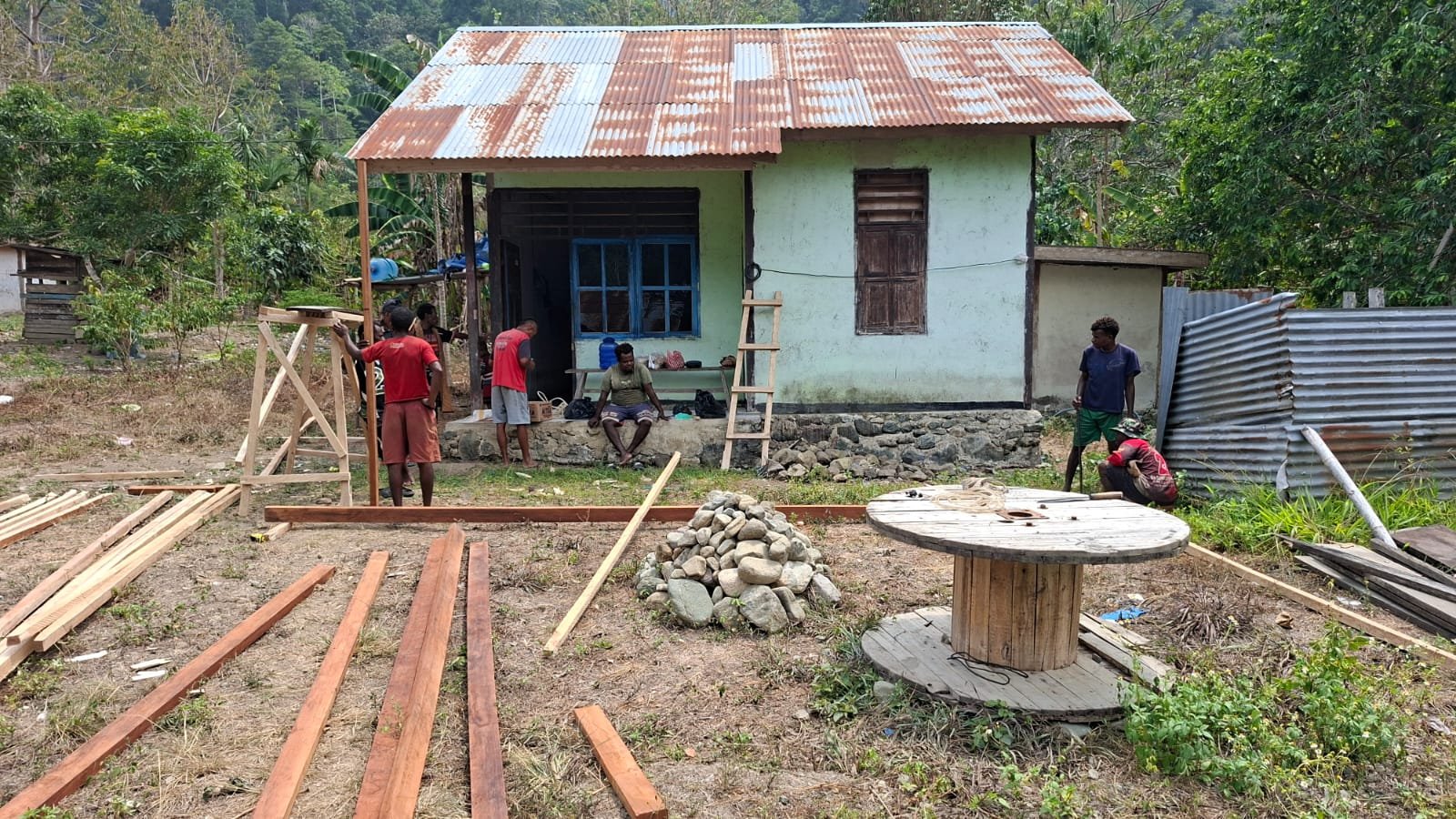 TNI Sukses Perbaiki Rumah Tidak Layak Huni Melalui Program TMMD di Manokwari