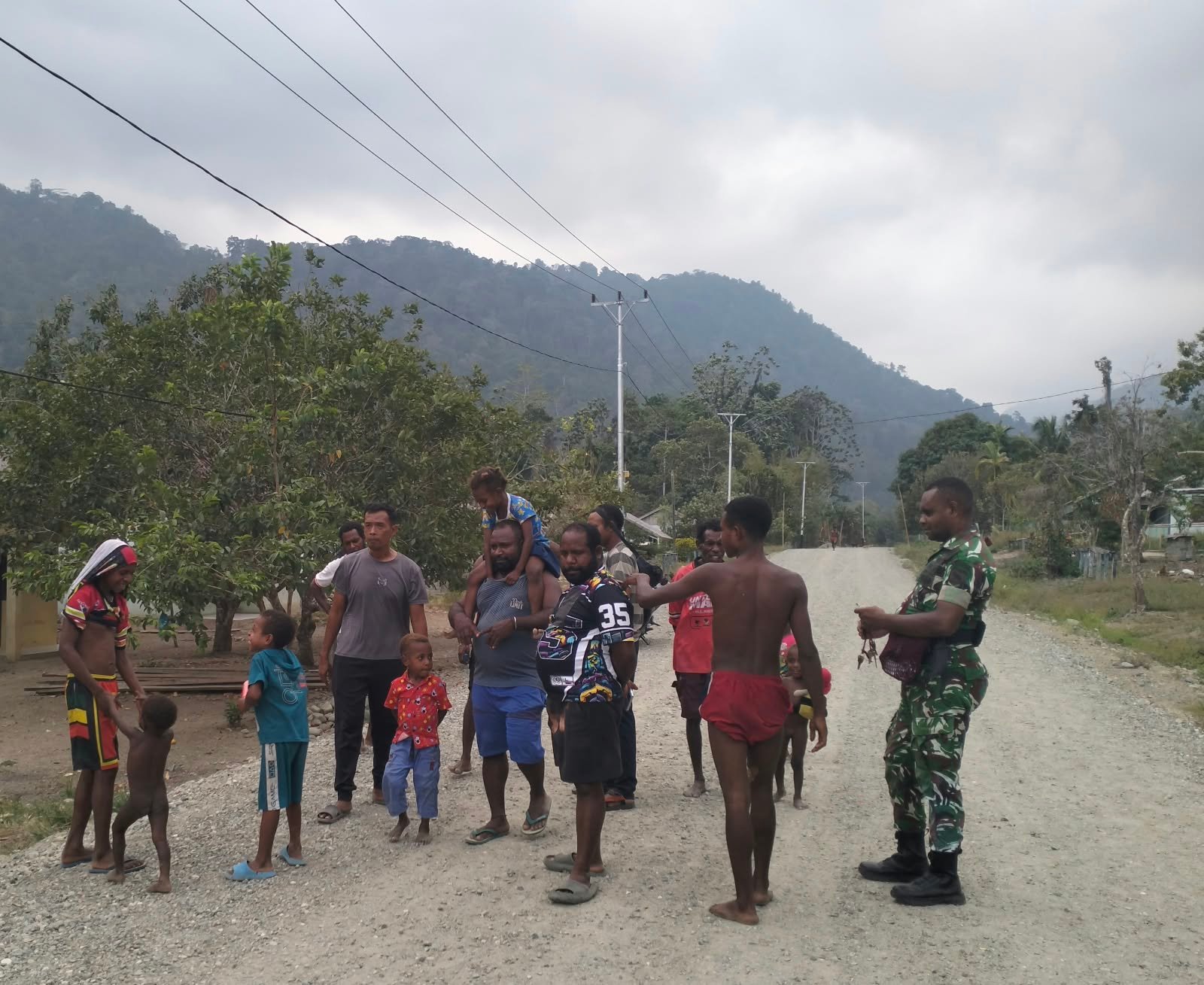 Keterlibatan Warga Yamboi dalam Persiapan TMMD ke-130 di Manokwari Selatan