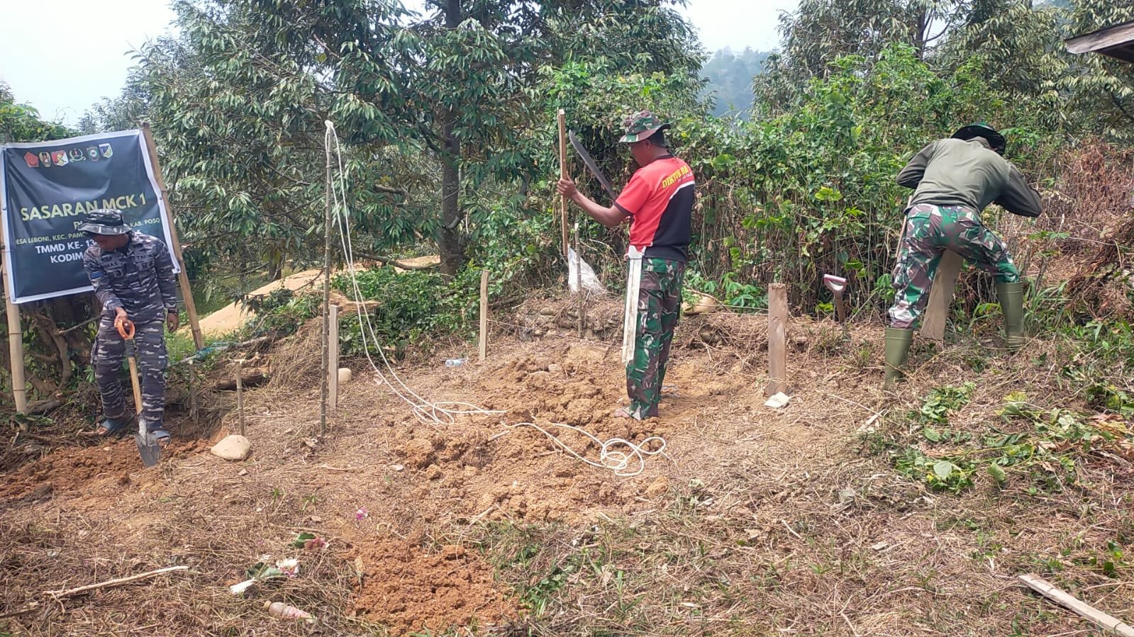 Satgas TMMD ke-130 Gelar Proyek MCK untuk Meningkatkan Kesehatan Warga Leboni