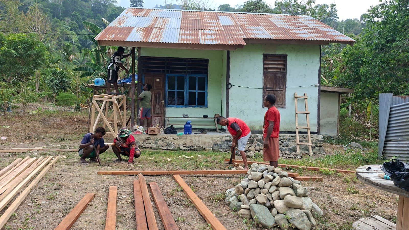 Kiprah TNI dan Warga Dalam Program Rehabilitasi Rumah Tidak Layak Huni