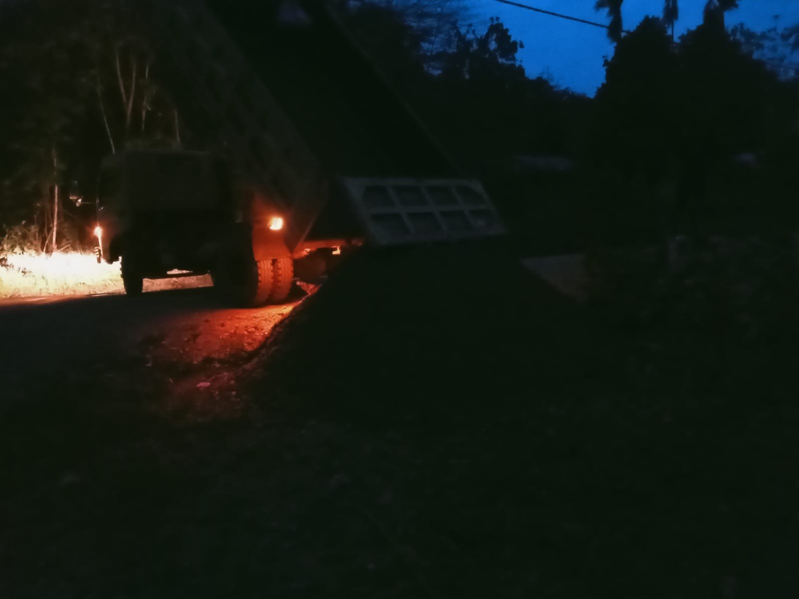 Satgas TMMD Kodim 1808/Mansel Terus Berjuang Lalui Malam untuk Penyediaan Material