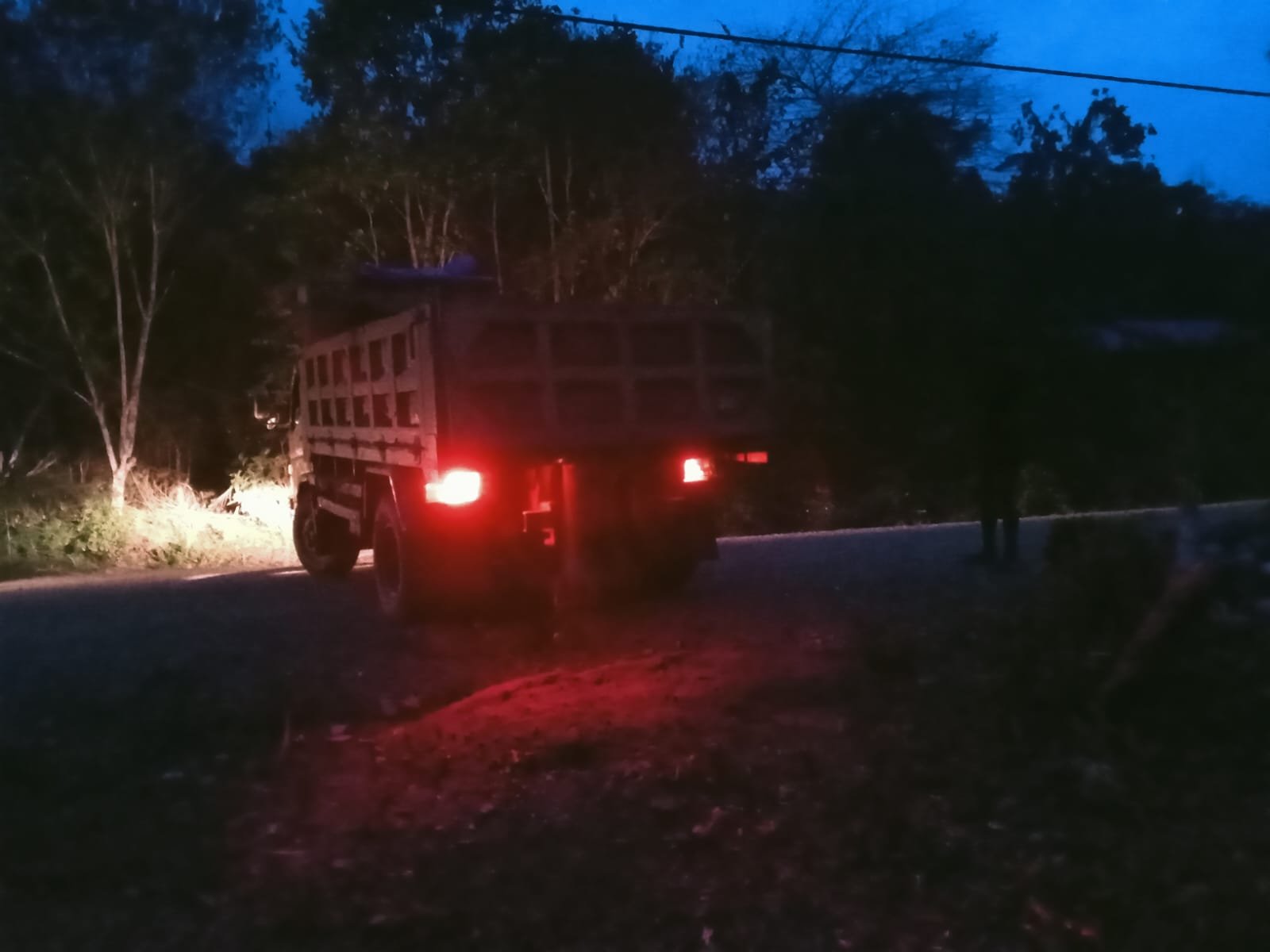Prajurit TMMD Kodim 1808/Mansel Gelora Semangat Angkut Material Saat Malam