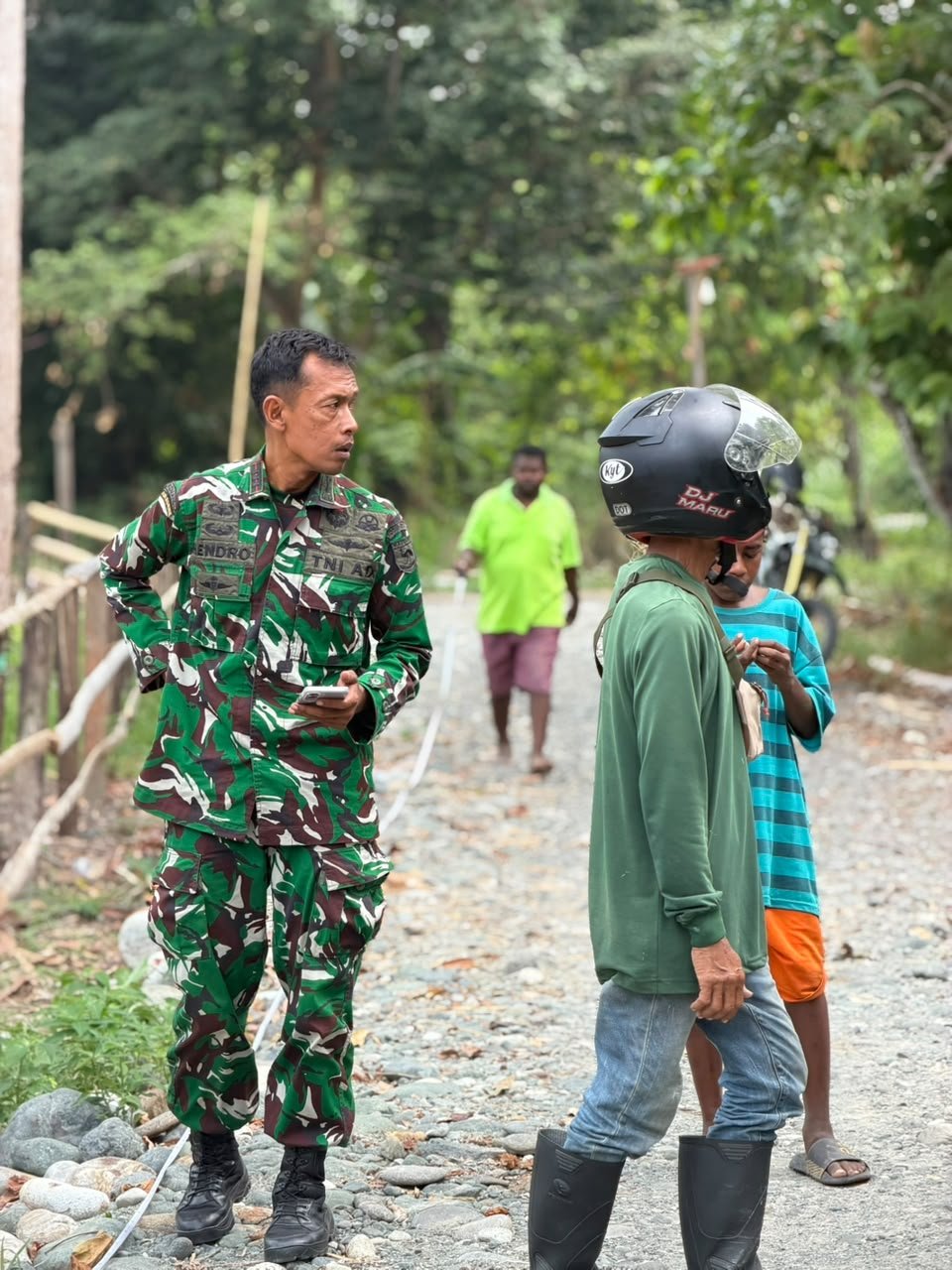 Kapten Inf Hendro Lakukan Pengukuran untuk Proyek Perbaikan Jalan di TMMD