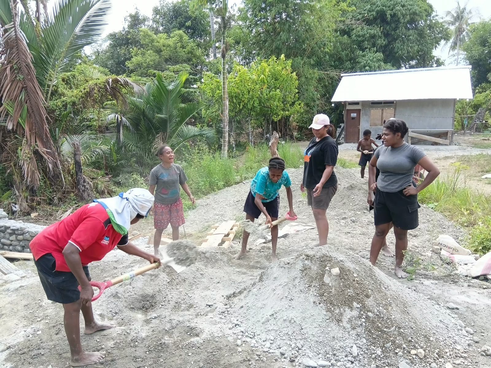 Ibu-Ibu Papua Bersatu, Wujudkan Kebersamaan dalam Program TMMD di Manokwari Selatan