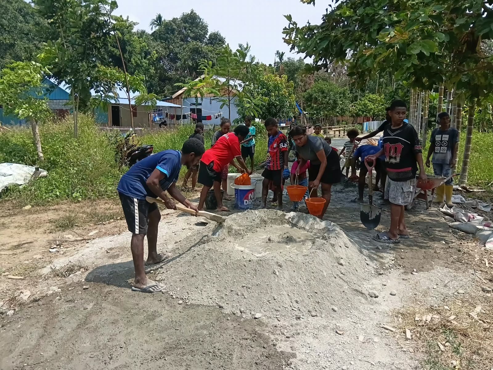 Kedekatan TNI dan Komunitas Terwujud melalui Gotong Royong Mama Papua di TMMD