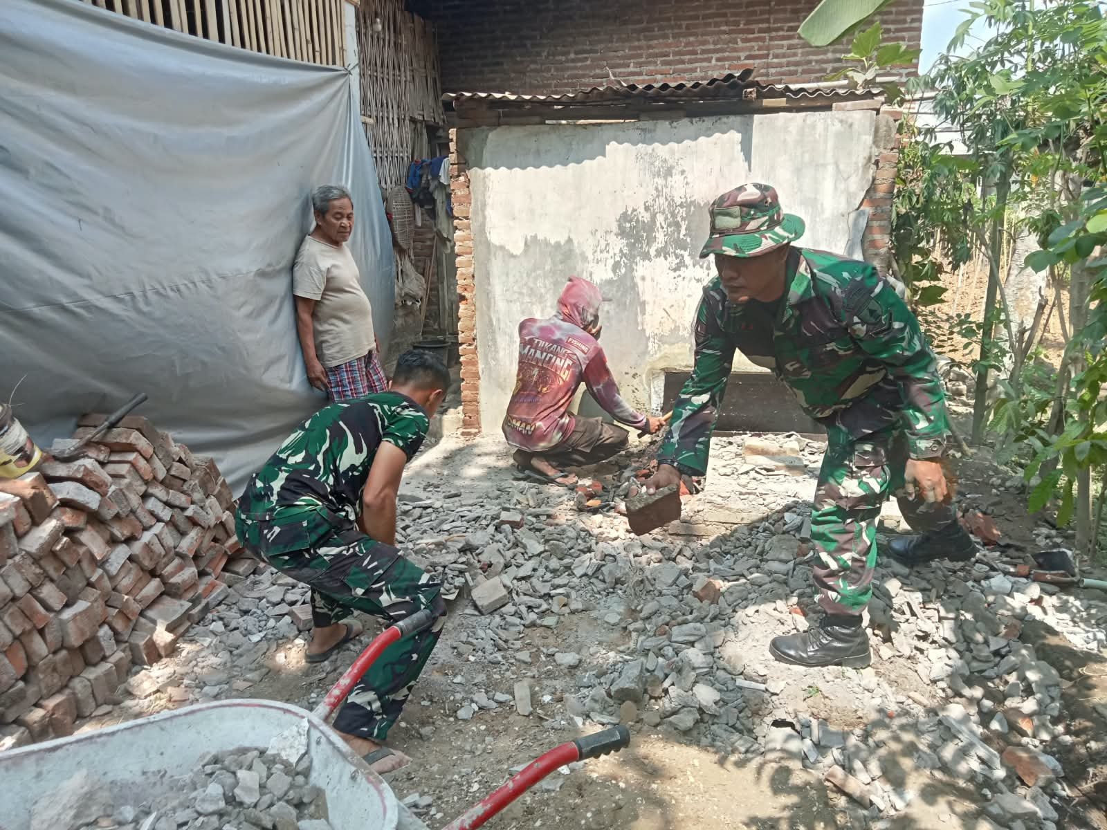 Proses Persiapan Awal Pembangunan Hunian Suparlan oleh TNI di Tulungagung