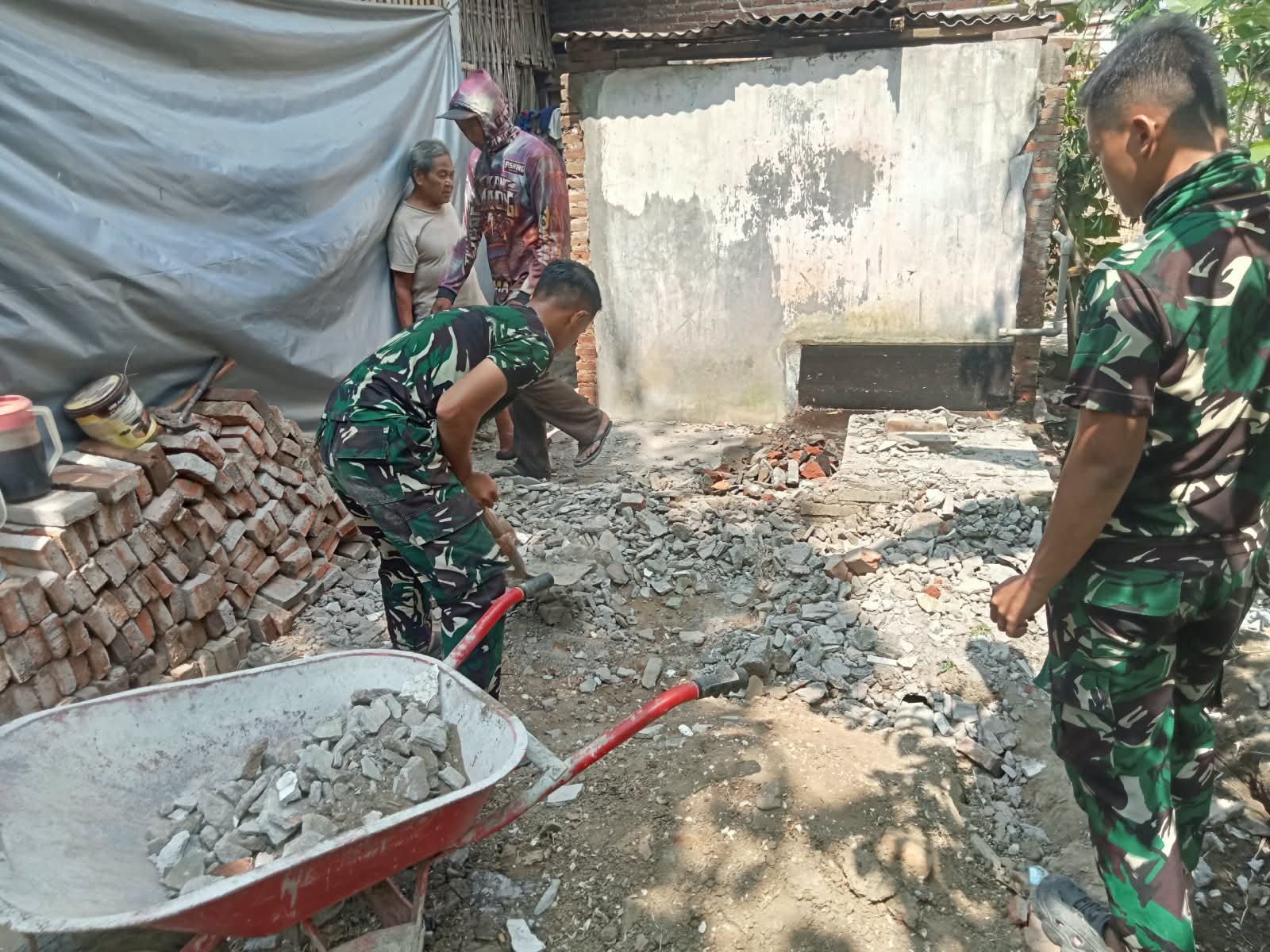 Fokus pada Kesehatan, TMMD Tulungagung Siapkan Sanitasi untuk Rumah Suparlan