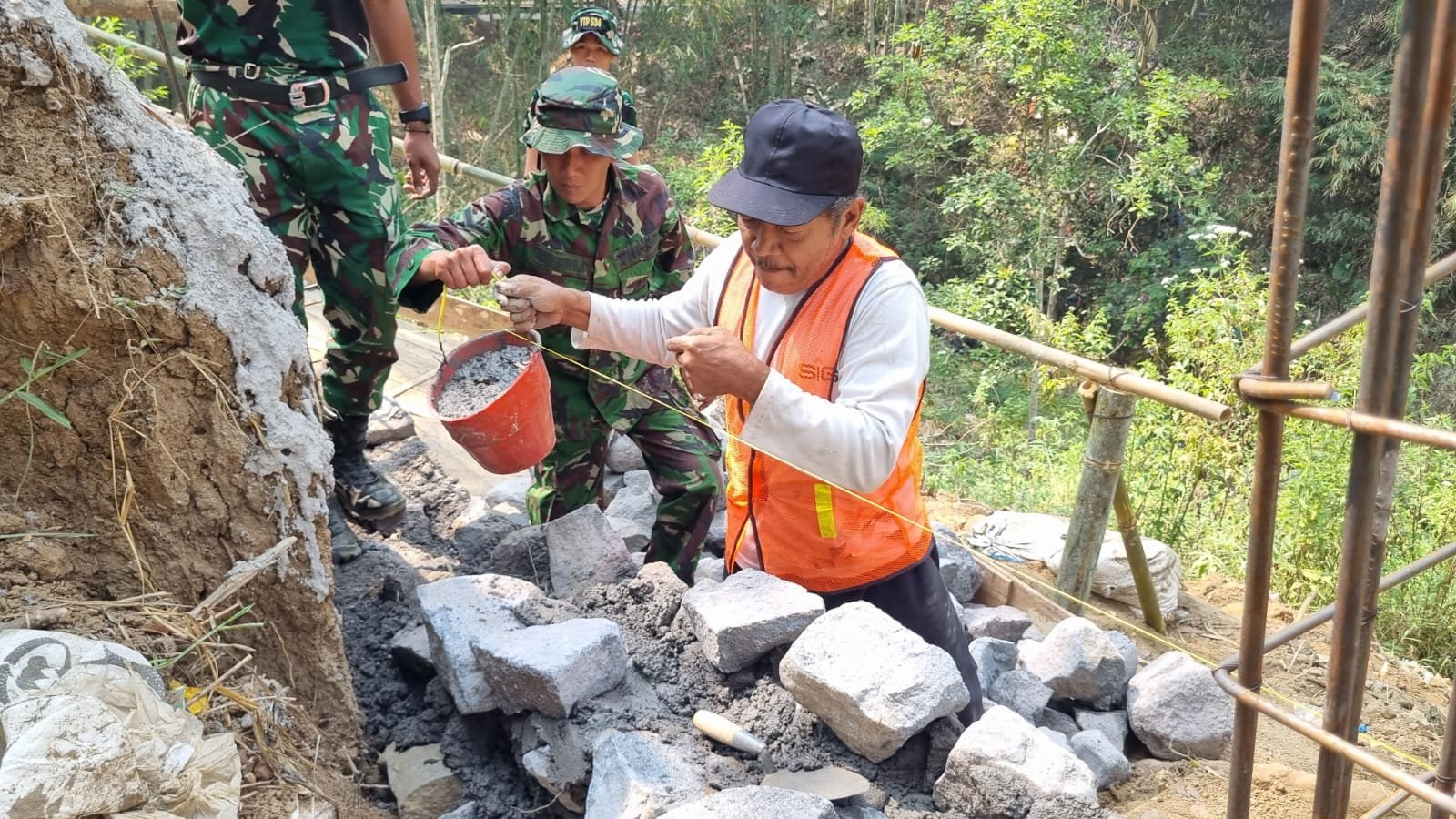 Pak Darto: Usia Bukan Penghalang untuk Membangun Desa Taji Dari Tanah Longsor