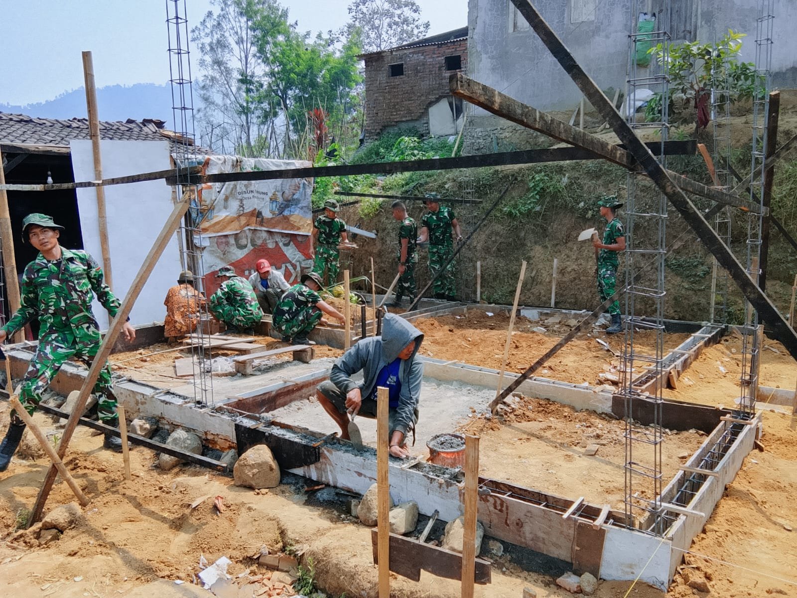 Komitmen Satgas TMMD dalam Membangun Pondasi Kuat Rumah Bapak Nanang di Malang