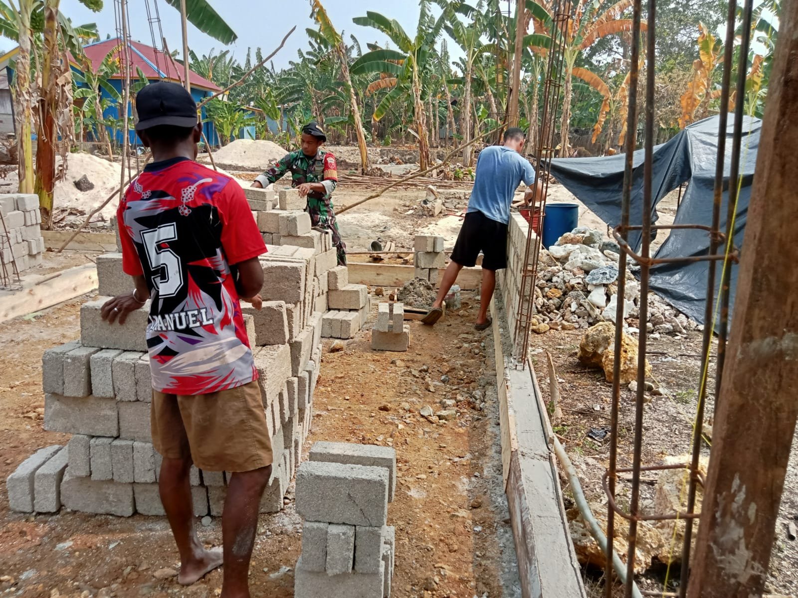 Babinsa Dukung TMMD dengan Membangun Rumah Layak untuk Warga Halmahera Tengah
