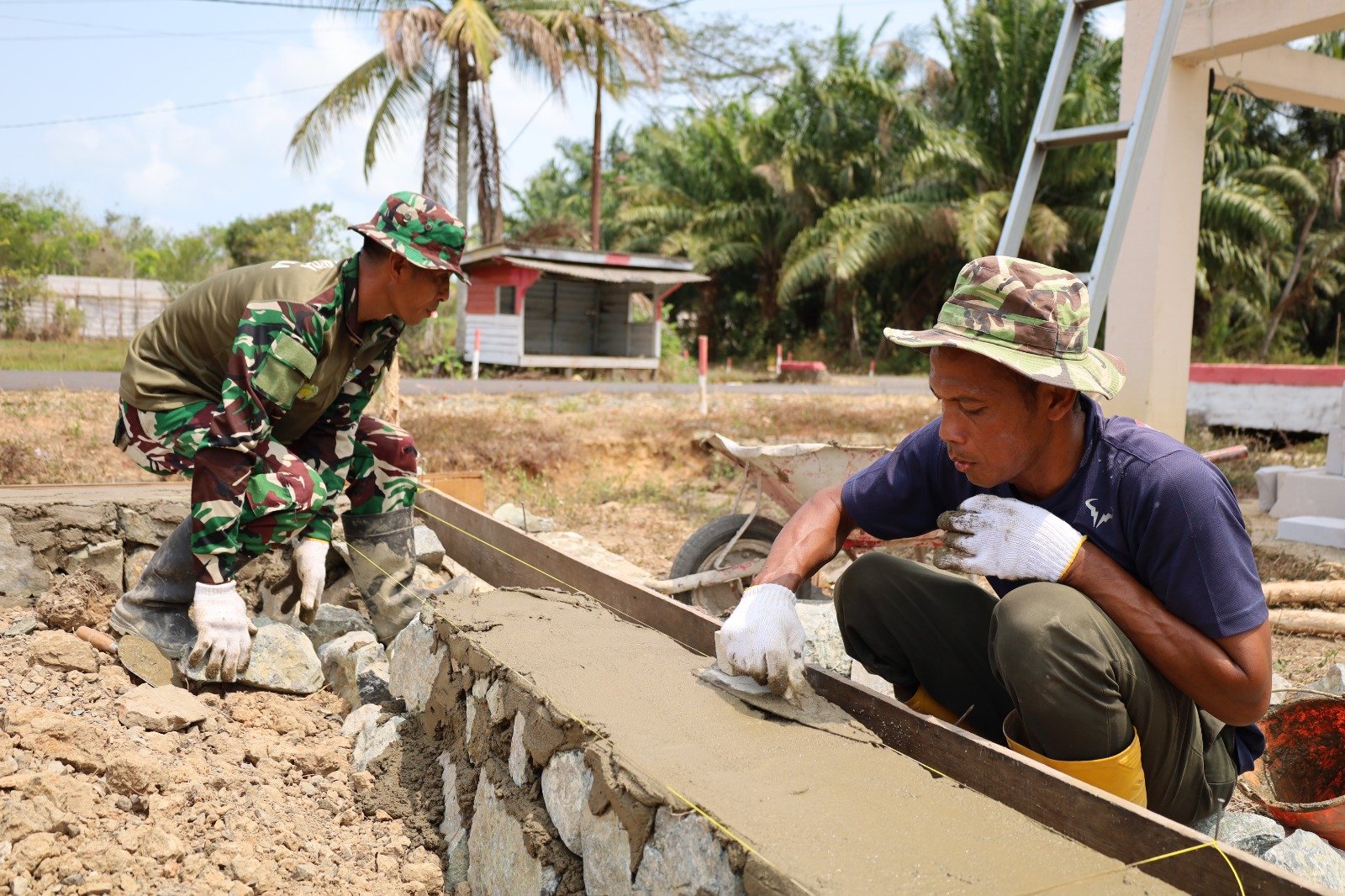 Sertu Edi Nurhadi: Prajurit TNI Tampilkan Keahlian Pertukangan dalam TMMD
