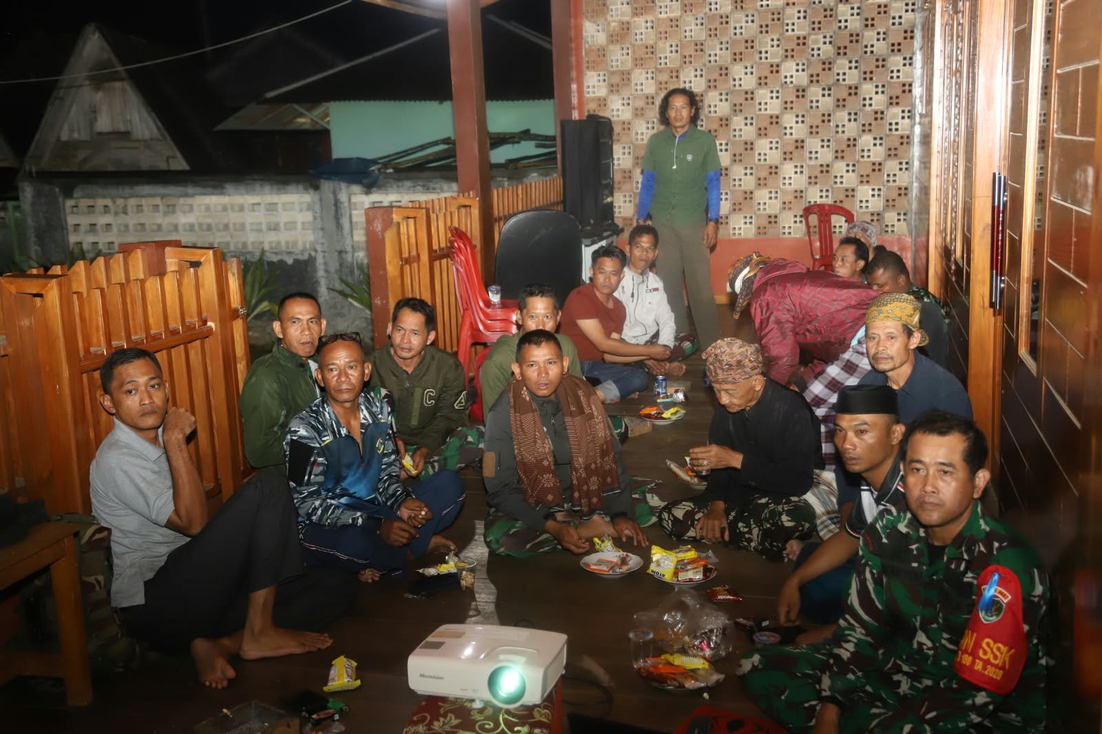 Momen Santai TNI dan Warga Citorek Barat Dalam Gelaran Nobar Sepak Bola