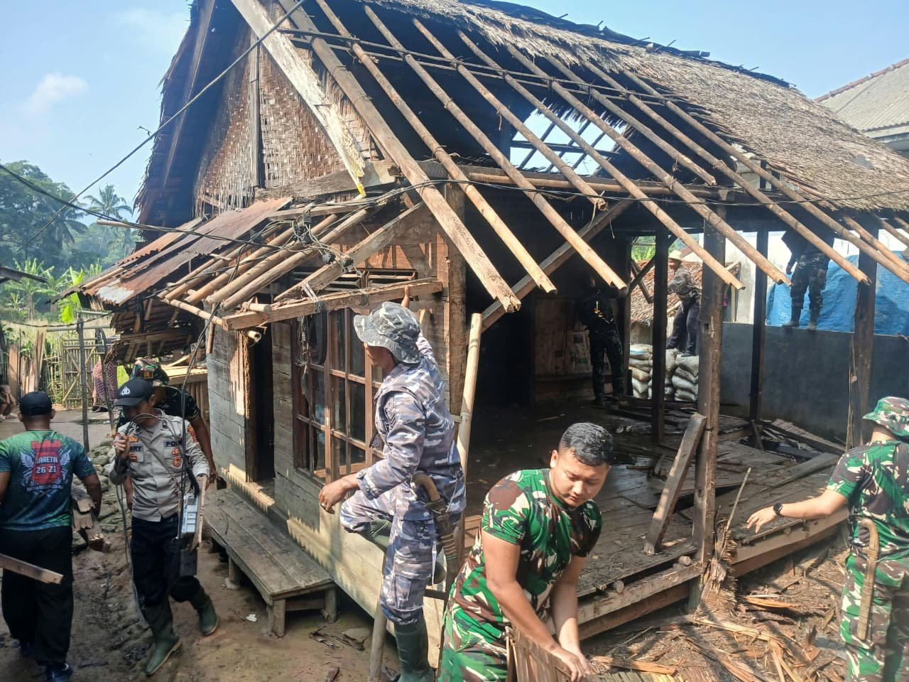 Mewujudkan Hunian Nyaman, TMMD ke-130 Beri Kebaikan untuk Keluarga Bapak Apin