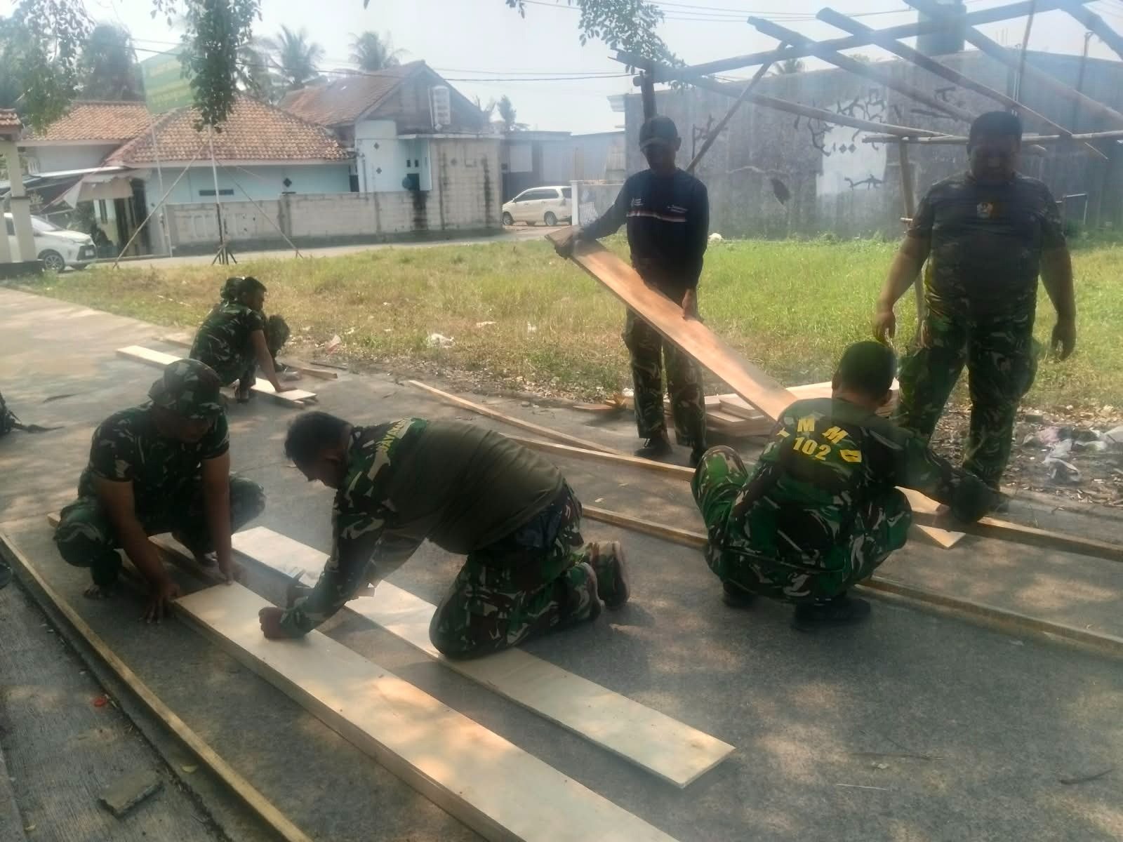 Pemanfaatan Bekisting Oleh Satgas TMMD ke-130 Untuk Proyek Infrastruktur Desa