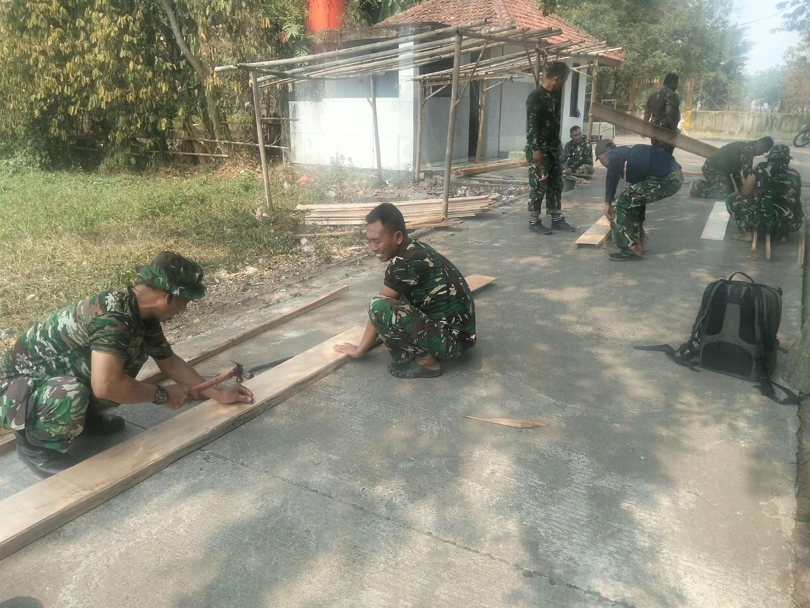 Semangat Kerja Bersama Satgas TMMD dalam Proses Pembangunan Bekisting di Sumur Bandung