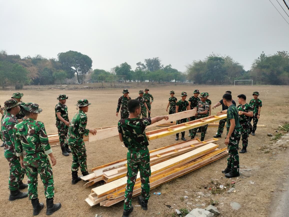 Satgas TMMD ke-130 Aktifkan Proyek Konstruksi dengan Pemindahan Bekisting di Desa