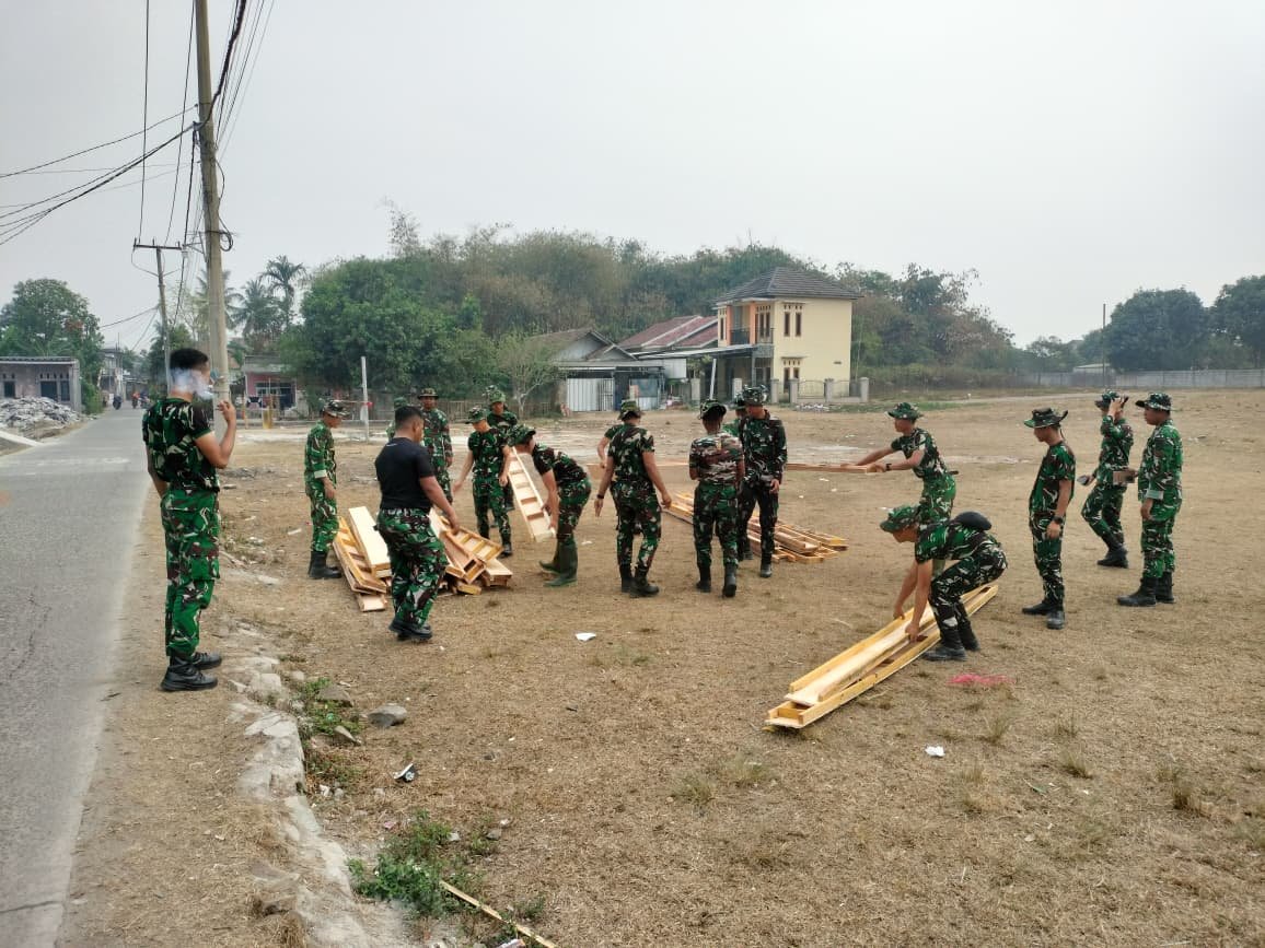 Kegiatan Anggota Satgas TMMD: Mobilisasi Bekisting untuk Pembangunan Berkelanjutan