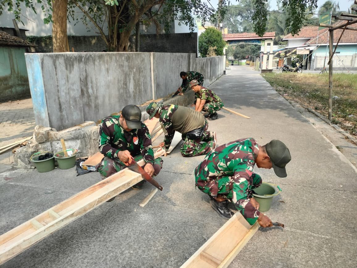 Satgas TNI Fokus pada Pembangunan Bekisting di Desa Sumur Bandung