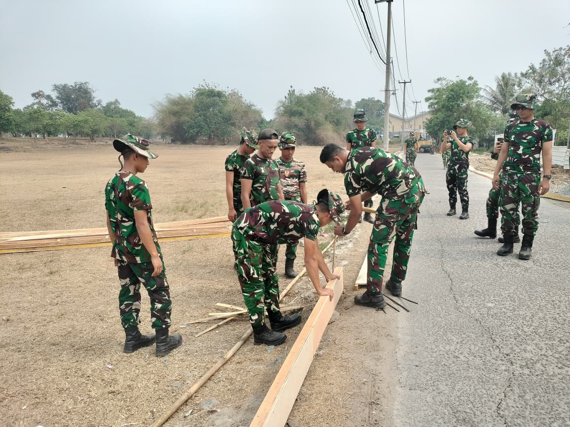 TNI Berkolaborasi dengan Masyarakat Bangun Infrastruktur di Desa Sumur Bandung