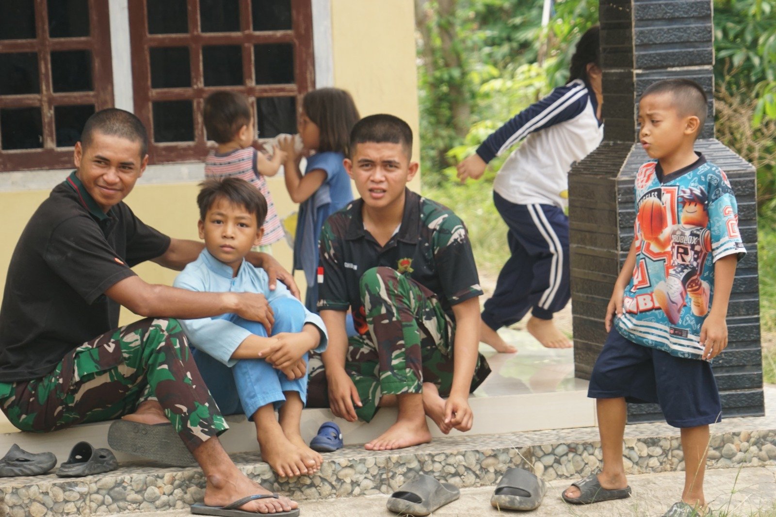 Kehangatan Anak-anak Kandang Limun Sambut Satgas TMMD dengan Semangat Baru