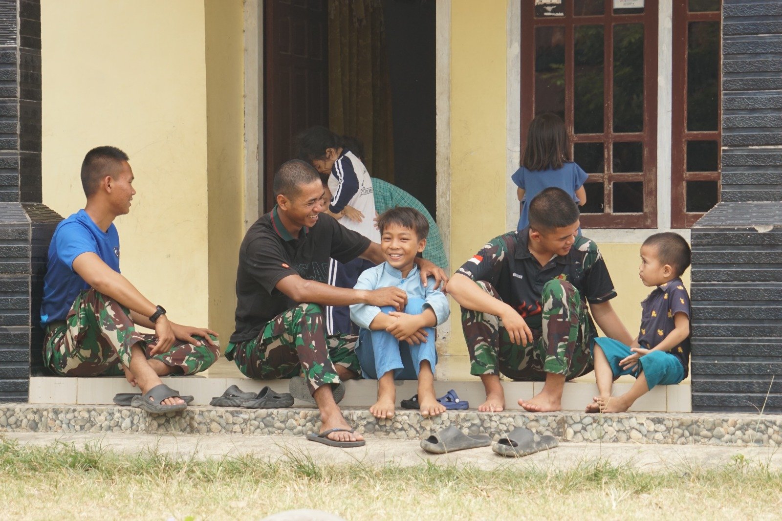 Anak-Anak di Bengkulu Sapa Hangat Prajurit TMMD ke-130 dengan Tawa
