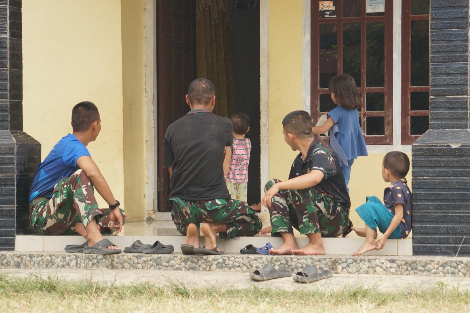 Keceriaan Anak Kandang Limun Bersama Satgas TMMD: Membangun Hubungan yang Erat