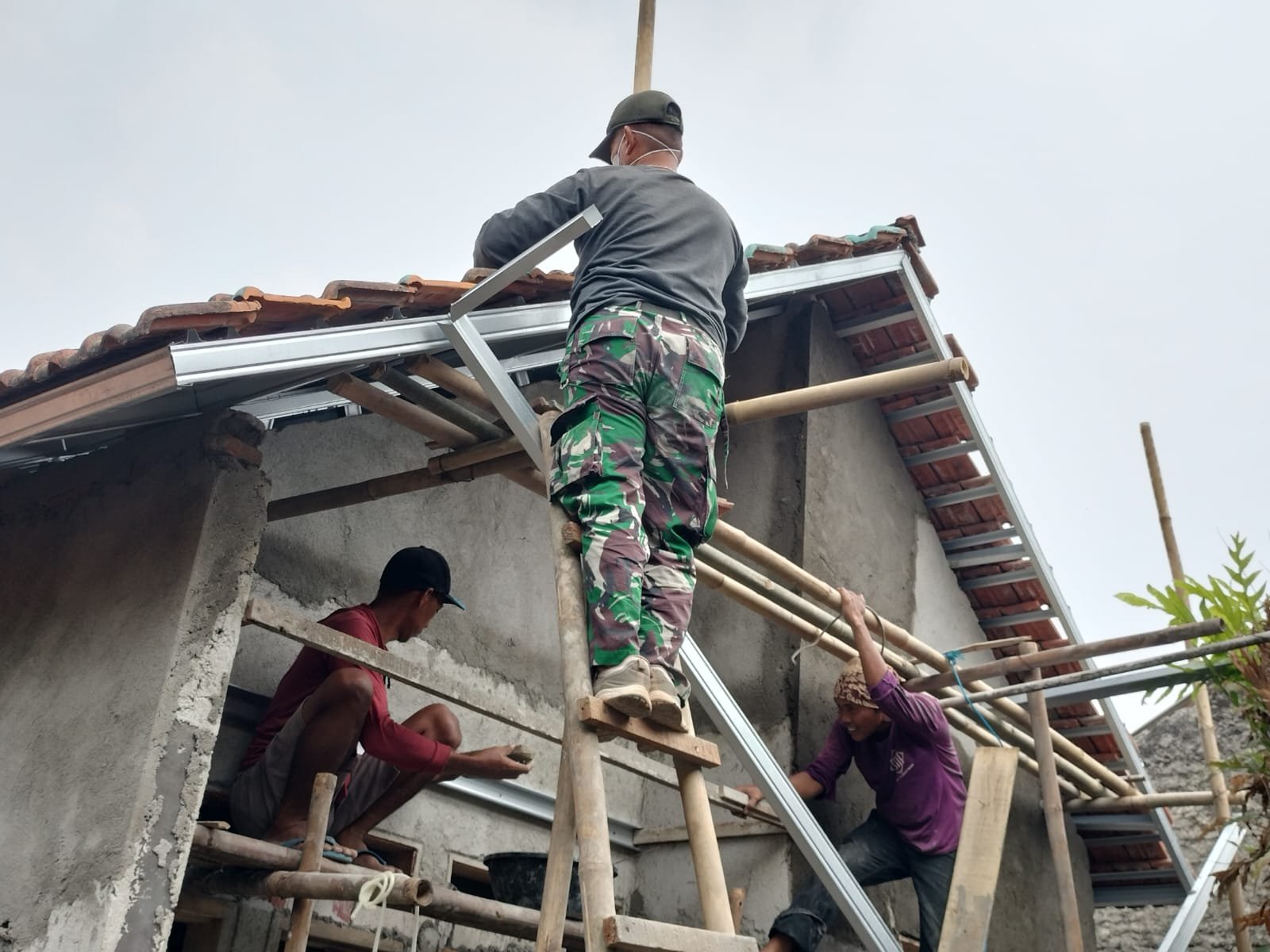 TNI Berikan Solusi Hunian Layak untuk Keluarga Bapak M. Syafi’i Melalui TMMD