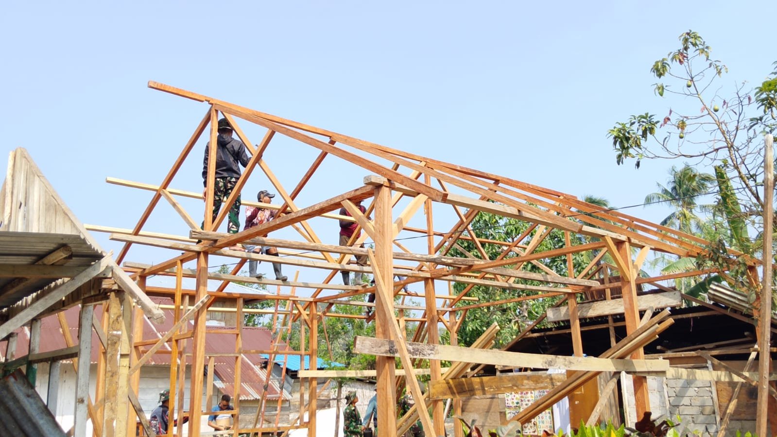 Pembangunan RTLH Arianto Atan Capai Tahap Baru dengan Terbangunnya Rangka Atap