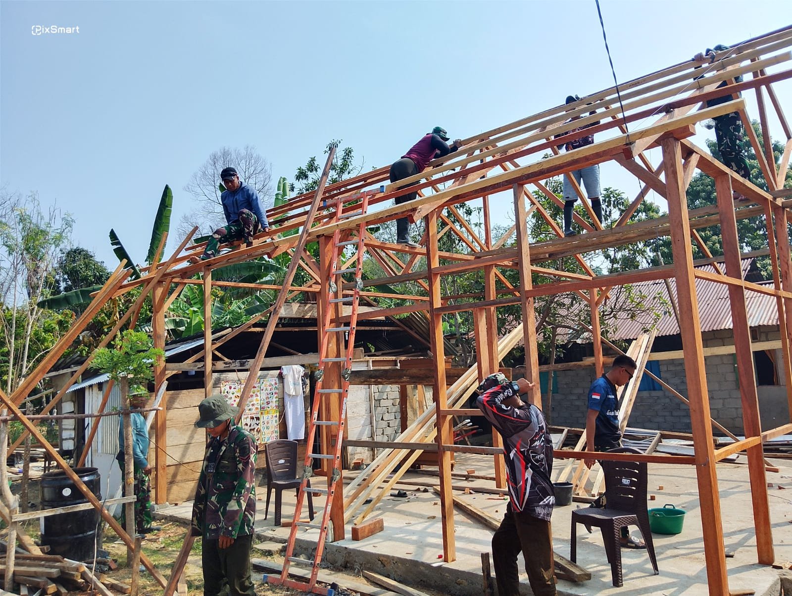 Kebersamaan TNI dan Masyarakat Percepat Proses Pembangunan RTLH di Poso