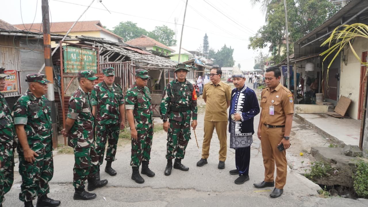 Kol Inf Anto Sudiatna Memastikan Proyek Jalan TMMD di Desa Sumur Bandung
