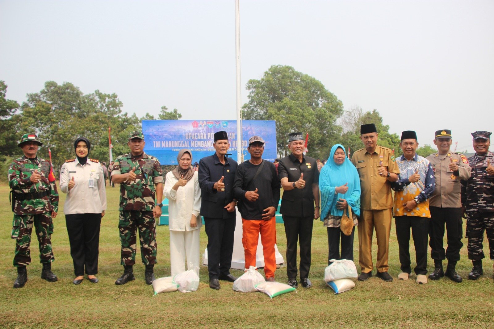 Bantuan Sembako Sebagai Bentuk Solidaritas di Pembukaan TMMD ke-130