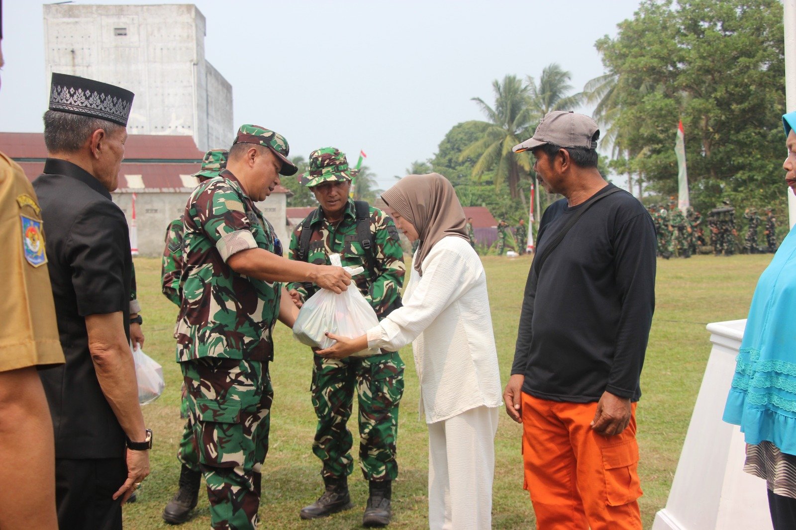 TMMD ke-130: TNI Berikan Bantuan Sembako untuk Dukung Masyarakat Kandang Limun