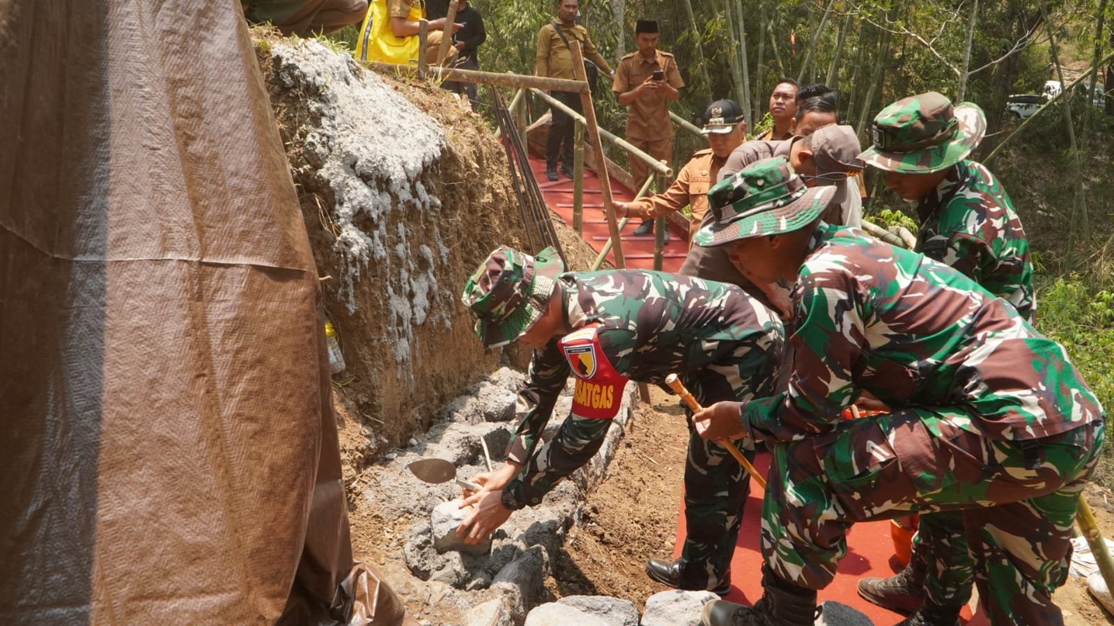 Bupati Malang Letakkan Batu Pertama Dinding Penahan Tanah, Tandai Dimulainya TMMD 130 di Desa Taji