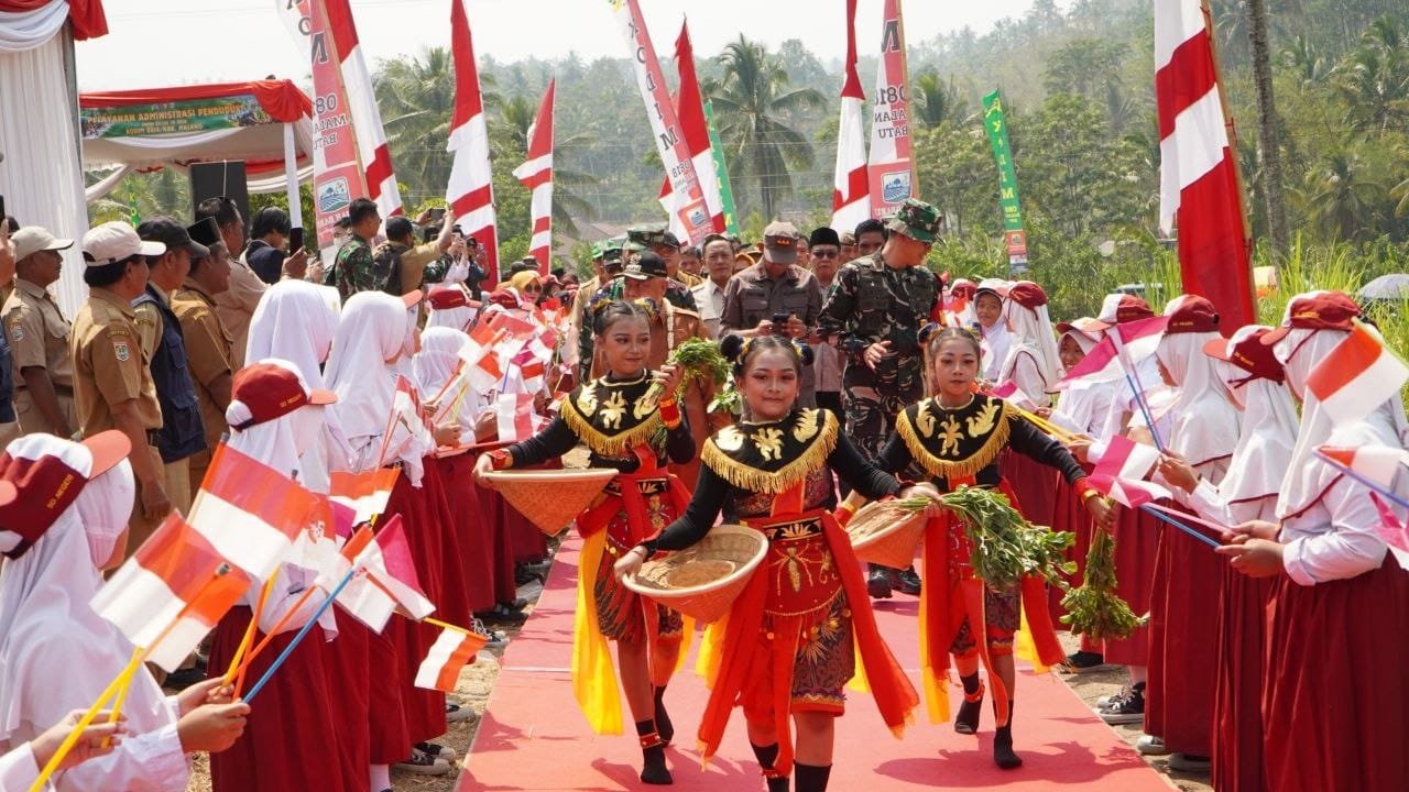 Tarian Selamat Datang Siswa SD Taji Meriahkan Pembukaan TMMD ke-130 Kodim 0818 Kabupaten Malang