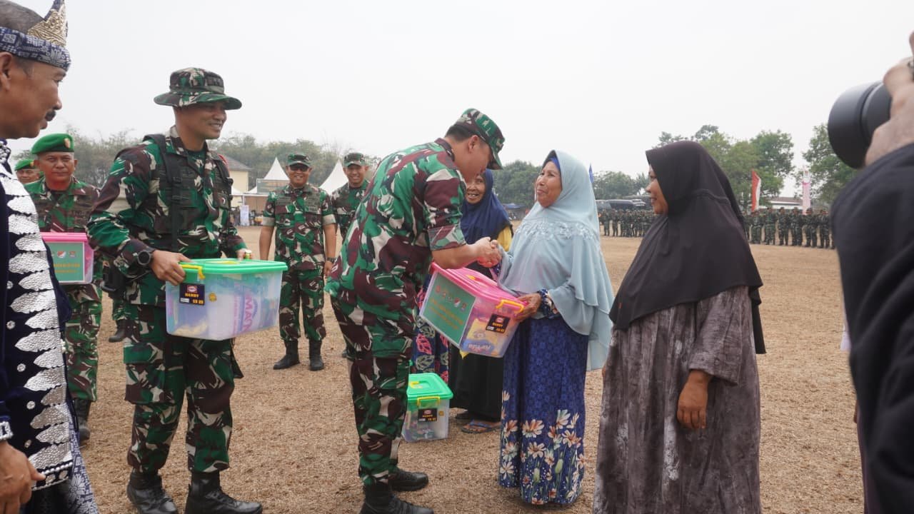 Serah Terima Sembako Tanda Awal TMMD ke-130 di Tigaraksa oleh TNI